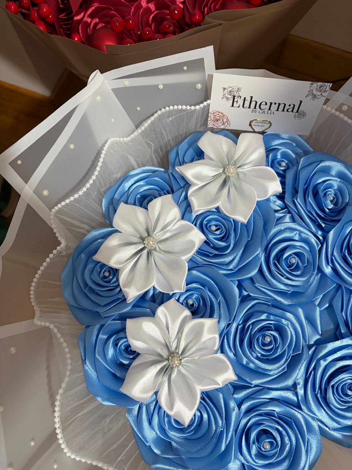 Dettaglio delle rose di raso azzurre, lucentezza del satin